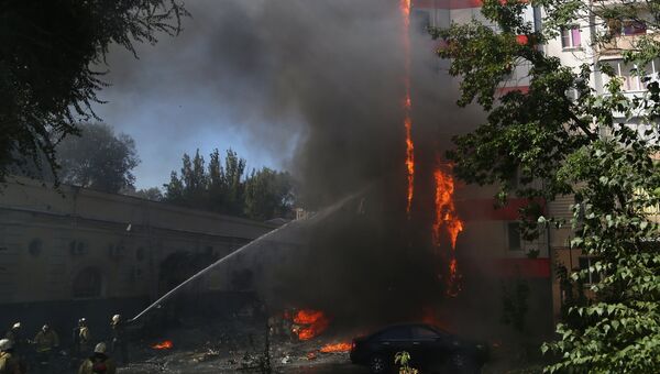 Пожарные тушат горящее десятиэтажное здание в центре Ростова-на-Дону