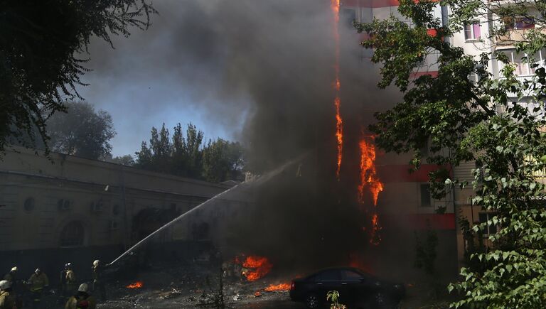 Пожарные тушат горящее десятиэтажное здание в центре Ростова-на-Дону
