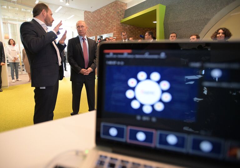 генеральный директор компании Яндекс Аркадий Волож и Владимир Путин во время посещения московского офиса отечественной ИТ-компании Яндекс. 21 сентября 2017 генеральный директор компании Яндекс Аркадий Волож и Владимир Путин во время посещения московского офиса отечественной ИТ-компании Яндекс. 21 сентября 2017