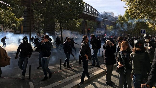 Участники акции протеста против трудовой реформы в Париже, Франция. 21 сентября 2017