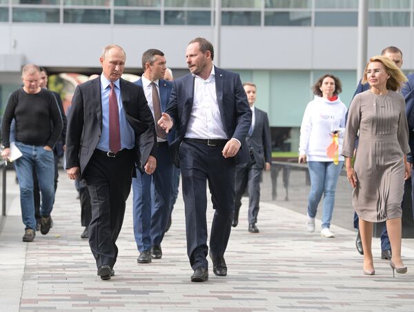 Президент РФ Владимир Путин и генеральный директор компании Яндекс Аркадий Волож (справа в центре) во время посещения московского офиса отечественной ИТ-компании Яндекс, которой исполняется 20 лет