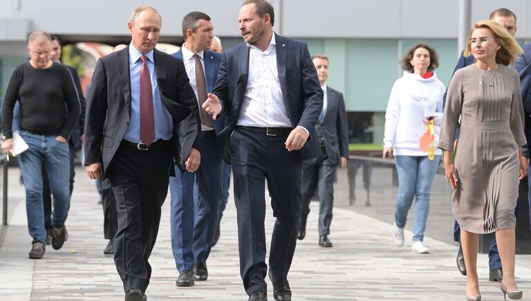 Президент РФ Владимир Путин и генеральный директор компании Яндекс Аркадий Волож (справа в центре) во время посещения московского офиса отечественной ИТ-компании Яндекс, которой исполняется 20 лет