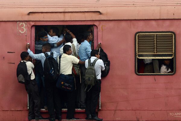 Пассажиры поезда в Коломбо