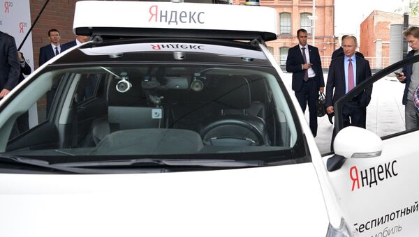 Президент РФ Владимир Путин во время демонстрации действующего прототипа беспилотного автомобиля в московском офисе отечественной ИТ-компании Яндекс, которой исполняется 20 лет
