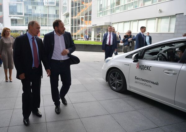 Президент РФ Владимир Путин и генеральный директор компании Яндекс Аркадий Волож (справа) во время демонстрации действующего прототипа беспилотного автомобиля в московском офисе отечественной ИТ-компании Яндекс, которой исполняется 20 лет