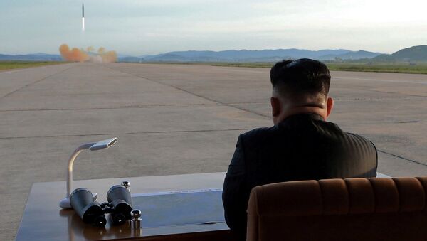 Лидер КНДР Ким Чен Ун наблюдает за запуском ракеты Хвасон-12