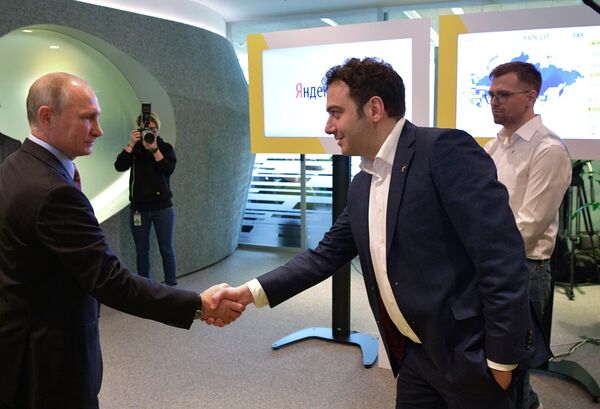 Президент РФ Владимир Путин и руководитель проекта Яндекс.Такси Тигран Худавердян (справа) во время посещения московского офиса отечественной ИТ-компании Яндекс, которой исполняется 20 лет