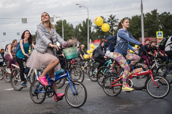 Участницы осеннего Московского Велопарада на Москворецкой набережной