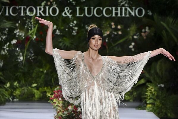 Модель во время показа коллекции Victorio & Lucchino на Неделе моды Cali Exposhow в Колумбии