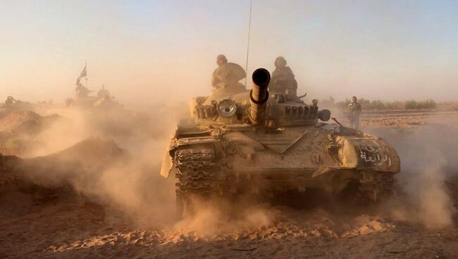 Танки сирийской армии на позициях в районе Дейр-эз-Зора. Архивное фото