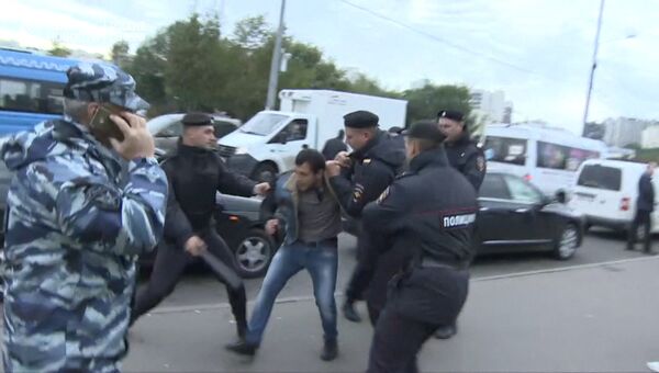 Мигранты убегали от полицейских на рейде против нелегалов у ТЦ Москва в Люблино
