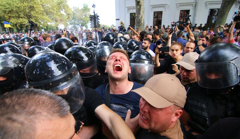 Протесты в Одессе с требованием отставки мэра города после гибели детей во время пожара в детском лагере