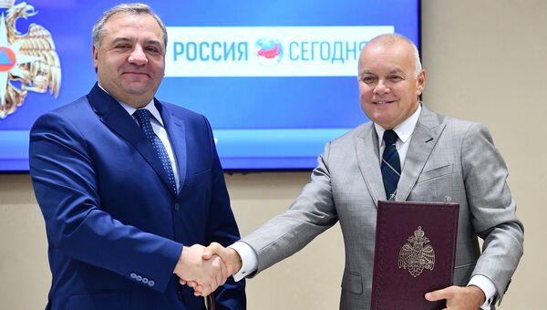 Генеральный директор МИА Россия сегодня Дмитрий Киселев и глава МЧС Владимир Пучков подписали соглашение о сотрудничестве. 21 сентября 2017
