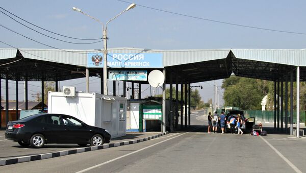 Автомобили на пункте пропуска Армянск на российско-украинской границе в Крыму. Архивное фото