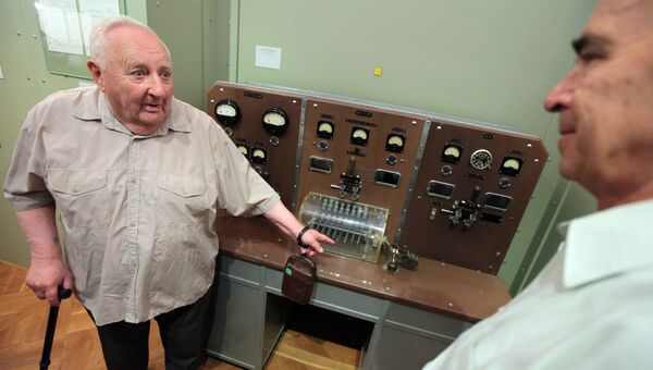 Полковник Сергей Давыдов около автомата управления ядерным взрывом