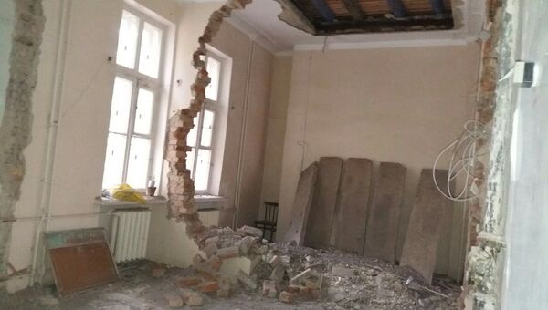 Рухнувшая стена в детской поликлиники в городе Озерск Челябинской области. 21 сентября 2017