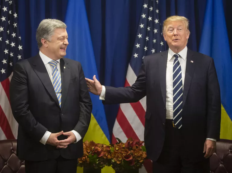 Президент Украины Петр Порошенко и Президент США Дональд Трамп на Генеральной Ассамблее ООН в Нью-Йорке. 21 сентября 2017 Президент Украины Петр Порошенко и Президент США Дональд Трамп на Генеральной Ассамблее ООН в Нью-Йорке. 21 сентября 2017