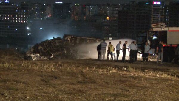 Пожарные потушили загоревшийся при посадке самолет в Стамбуле