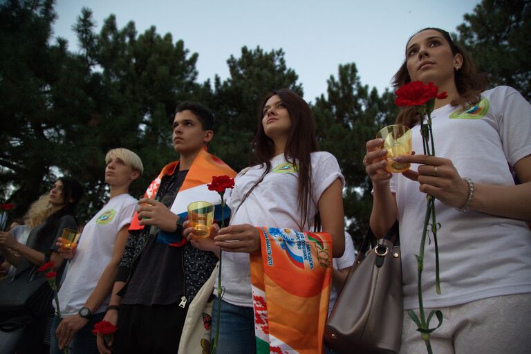 Молодежная акция возложения цветов к Вечному огню мемориального комплекса Павшим воинам