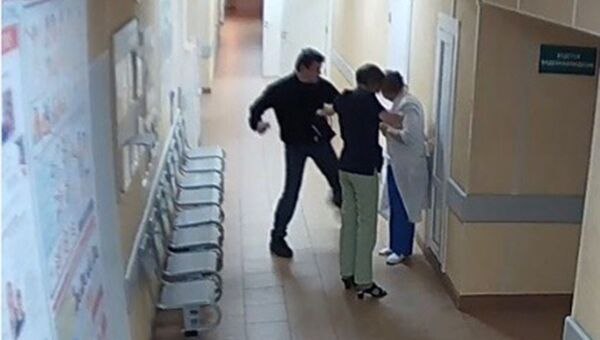 Стоп-кадр нападения на медиков с записи видеокамеры, Новгородская область