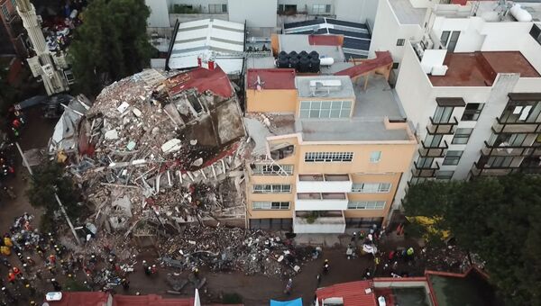 Груда обломков осталась вместо дома после землетрясения в Мехико. Съемка с дрона