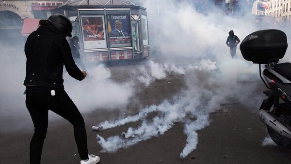 Корреспондент Sputnik France снимает беспорядки во время акции протеста в Париже