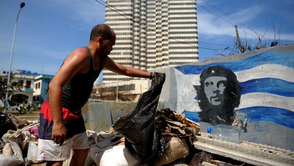 Во время уборки после прохождения урагана Ирма в Гаване на Кубе. Архивное фото