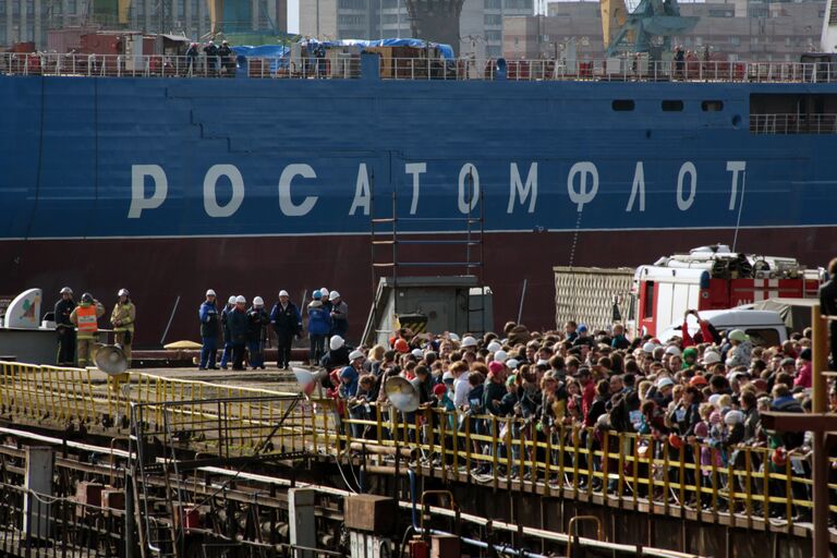 Церемония спуска на воду атомного ледокола Сибирь на Балтийском заводе в Санкт-Петербурге