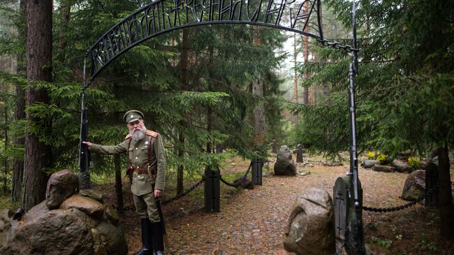 Художник Борис Цитович показывает мемориал на месте захоронения русских солдат, павших в годы Первой мировой войны в деревне Русское Село в Белоруссии