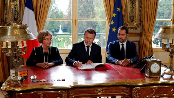 Президент Франции Эммануэль Макрон во время подписания постановления по трудовой реформе. 22 сентября 2017