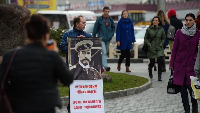 Одиночный пикет у ТРЦ Галерея Новосибирск, где проходит предпремьерный показ фильма Матильда