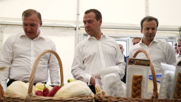 Председатель правительства РФ Дмирий Медведев во время рабочей поездки в Республику Адыгея. Слева - глава Республики Адыгея Мурат Кумпилов. 22 сентября 2017