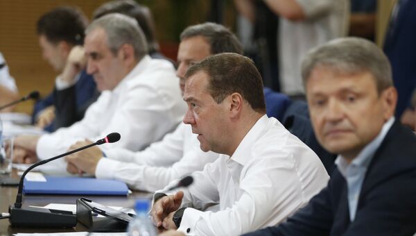 Премьер-министр РФ Дмирий Медведев во время рабочей поездки в Республику Адыгея проводит совещание о ходе сезонных полевых работ 2017 года. 22 сентября 2017