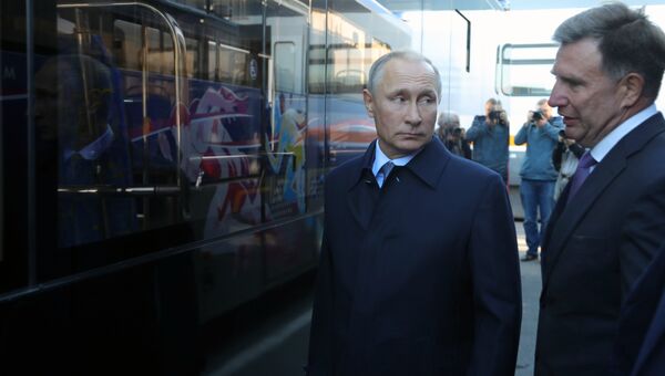 Владимир Путин во время осмотра выставки Городской транспорт – перспективы будущего. 22 сентября 2017