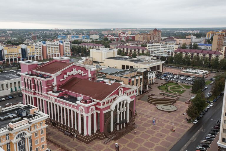 Обновленный фасад театр оперы и балета имени Яушева в Саранске. Вид со смотровой площадки МГУ. В прошлом театр назывался Республиканским домом культуры, был серого цвета без лепнины и яркого фасада. Обновленный фасад театр оперы и балета имени Яушева в Саранске. Вид со смотровой площадки МГУ. В прошлом театр назывался Республиканским домом культуры, был серого цвета без лепнины и яркого фасада.