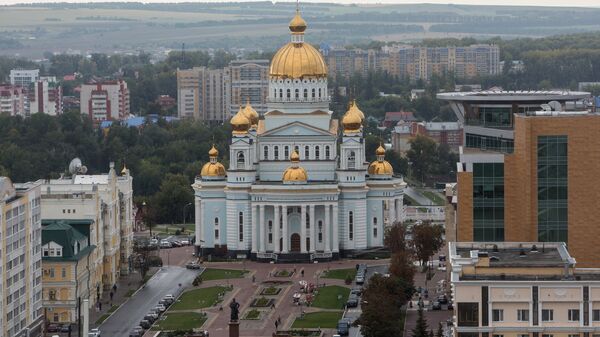 Новый кафедральный собор святого Федора Ушакова в Саранске. Вид со смотровой площадки МГУ. 