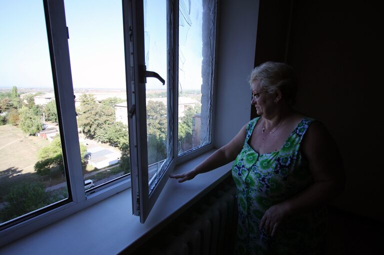 Выбитые стекла в жилом доме в результате ночного обстрела Кировского района города Донецка. 17 сентября 2017