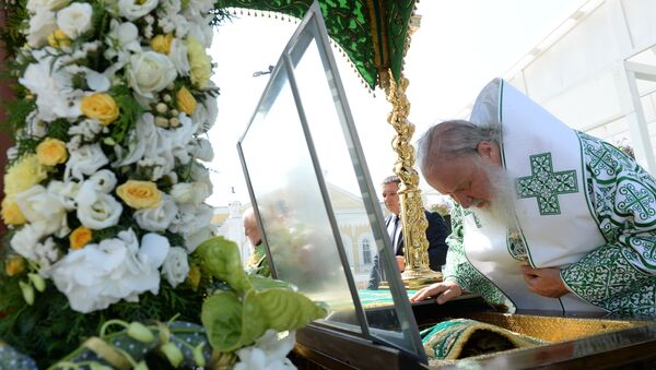 Патриарх Кирилл у мощей святого Серафима Саровского. Архивное фото.