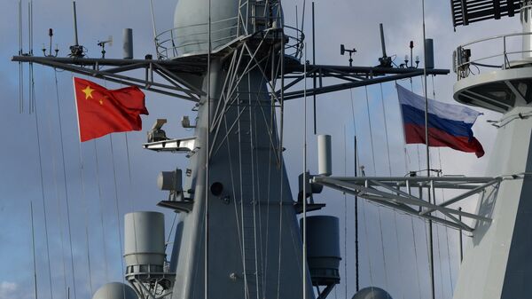 Государственные флаги России и Китая на эсминце Ши Цзячжуан во время учений Морское взаимодействие - 2017. 22 сентября 2017