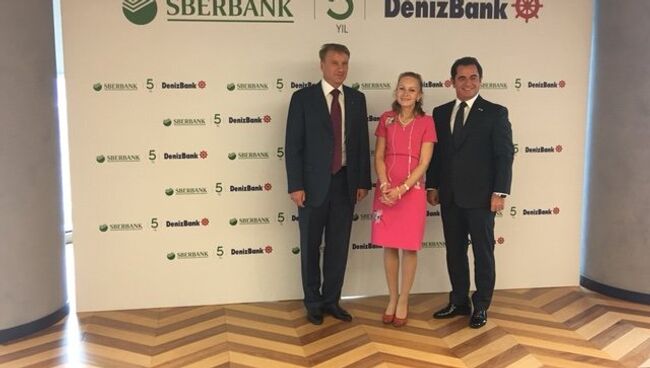 Президент Сбербанка Герман Греф и председатель правления DenizBank Хакан Атеш