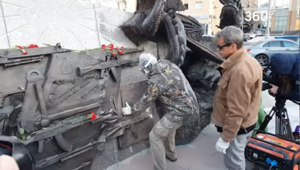 Видео демонтажа фрагмента памятника Калашникову в Москве