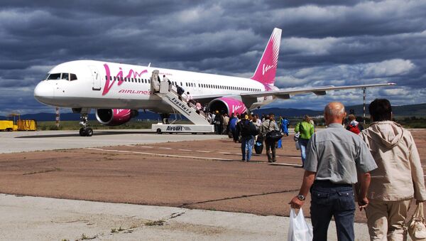 Посадка пассажиров в самолет авиакомпании ВИМ-Авиа. Архивное фото
