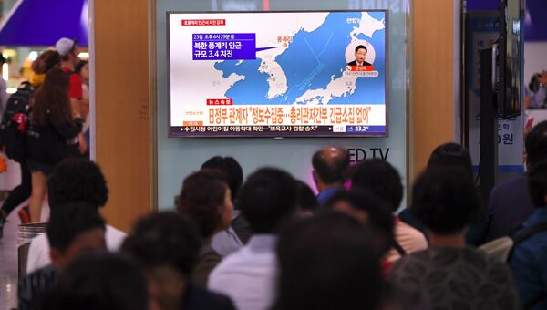 Трансляция новостей об эпицентре землетрясения в Северной Корее. Архивное фото