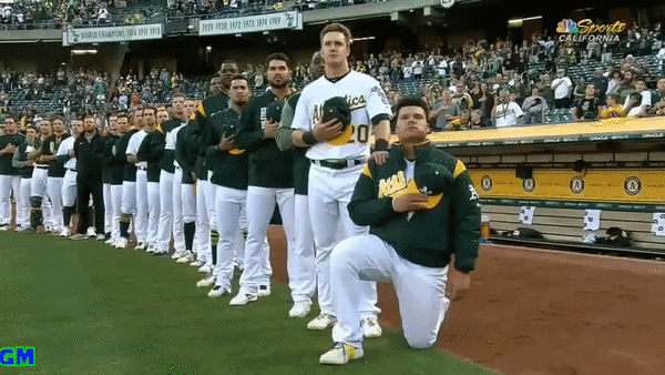 Американский бейсболист нарушил традицию исполнения гимна, протестуя против Трампа