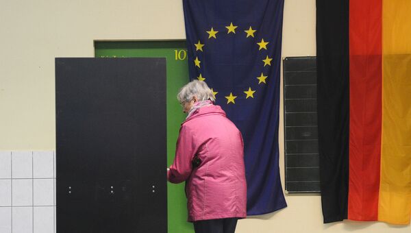 Избиратель голосует на участке в Берлине во время парламентских выборов. 24 сентября 2017
