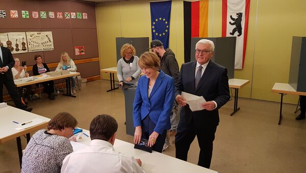 Президент ФРГ Франк-Вальтер Штайнмайер и супруга на избирательном участке в Берлине.  24 сентября 2017