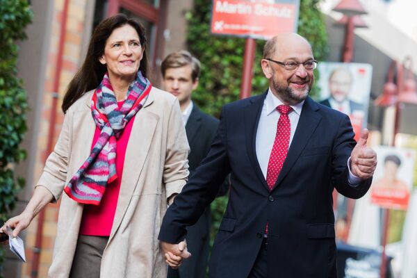 Мартин Шульц с женой направляется на избирательный участок. 24 сентября 2017
