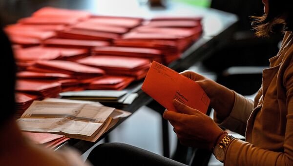 Конверты с бюллетенями проголосовавших по почте на избирательном участке в Вюрзелене, Германия. 24 сентября 2017