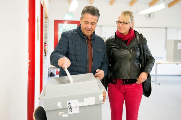 Глава МИД Германии Зигмар Габриэль с женой на избирательном участке в Госларе, Германия. 24 сентября 2017