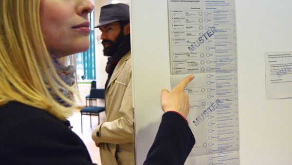 Избиратели голосуют на участке в Берлине во время парламентских выборов. 24 сентября 2017